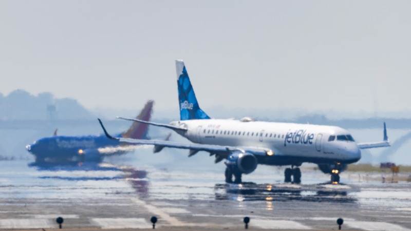 JetBlue hits its lowest level since November 2011