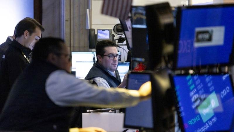 US closes mostly flat after Fed remarks