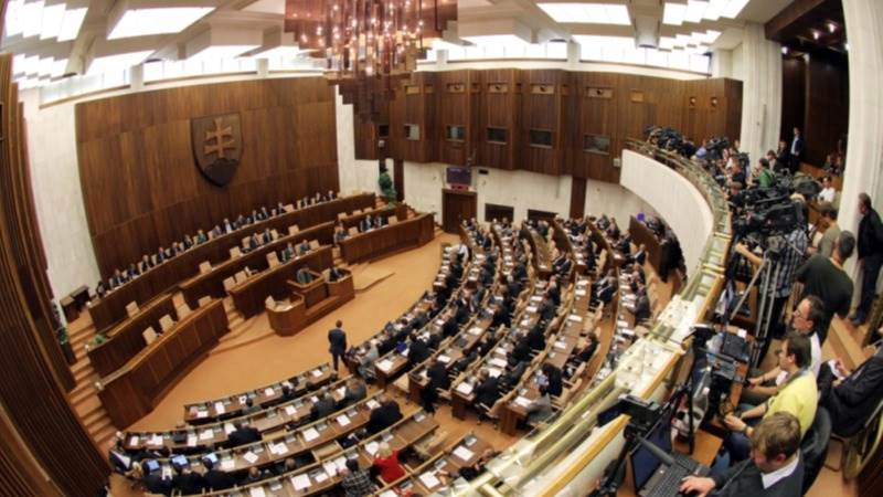 Slovak lawmakers vote to halt Ukraine aid