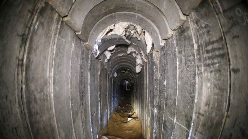 Israel considers flooding Gaza tunnels