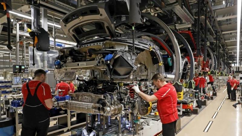 German industrial output down 0.4% in October