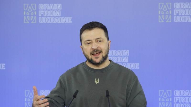 Zelensky suspends his parliament representative