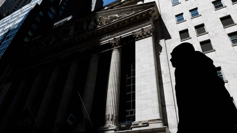 US closes with gains, S&P 500 hits 22-month high