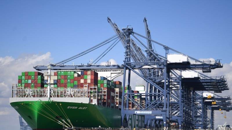 UK trade deficit contracts to £9.2 billion in October