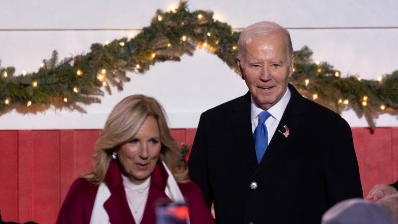 Biden, first lady unharmed after car hits his convoy