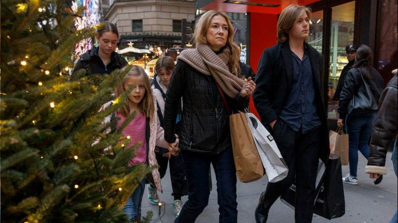 US personal spending rises 0.4% in October