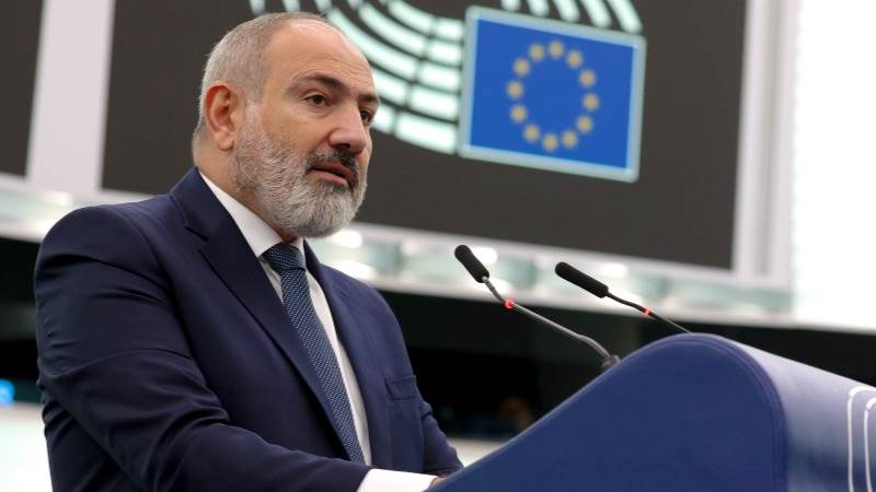 Pashinyan visits Russia to attend summit