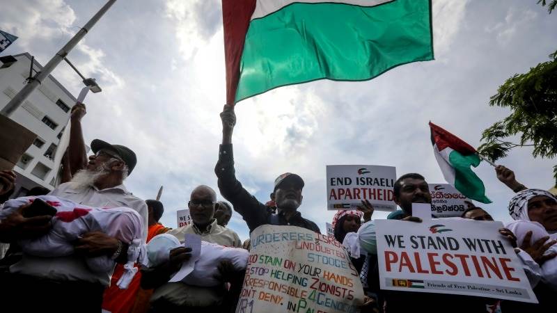 Pro-Palestinian rioters block NY,LA airports roads