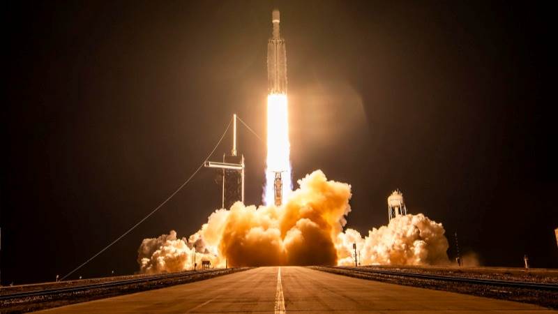 SpaceX Falcon Heavy launches X-37B aircraft