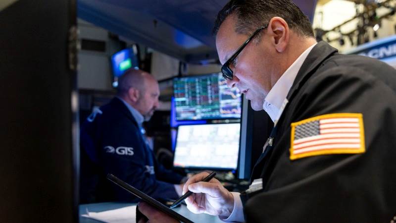 US closes mostly lower, Nasdaq sinks 280 points