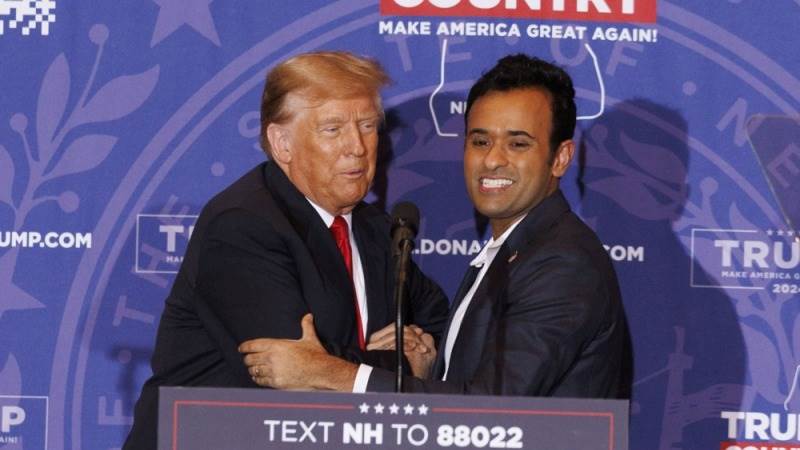 Trump brings Ramaswamy on stage during rally