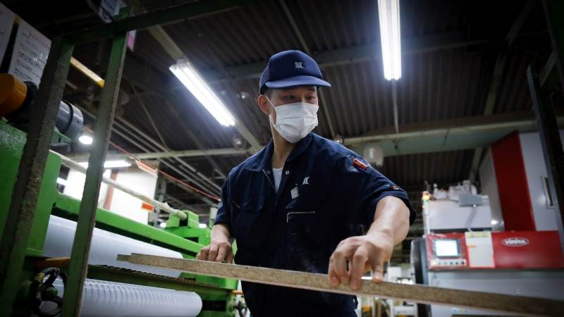 Japan’s industrial output declines 0.9% in November