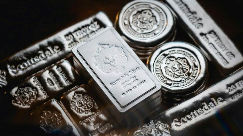 Silver tumbles to 2-month low on economic jitters