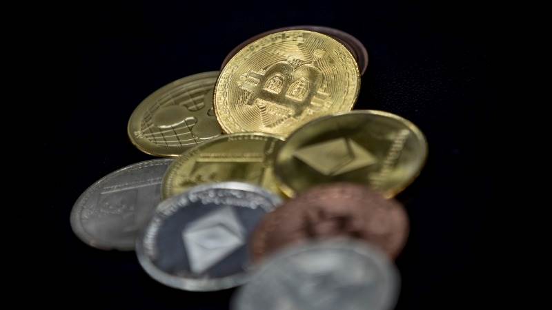 Bitcoin continues losing streak, dips below $39K