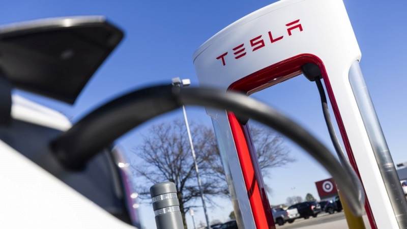 Tesla misses estimates with revenue of $25.2B in Q4