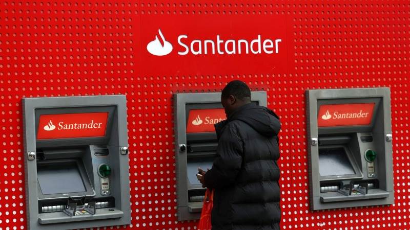 Santander’s total income jumps 8% to €14.55B in Q4