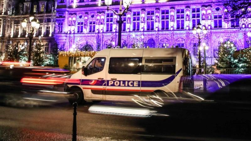 Several injured in knife attack in Paris