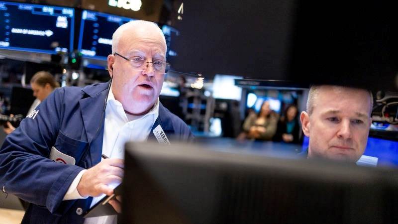 US markets extend losses, Dow falls over 300 points