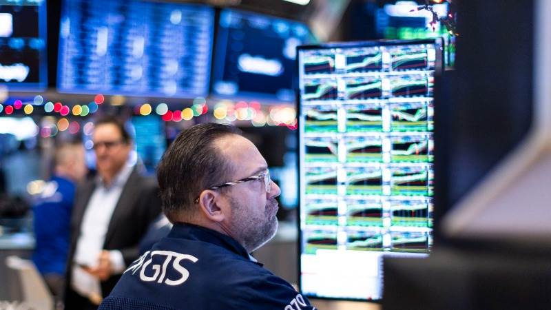 US closes lower as strong data weighs on rate bets