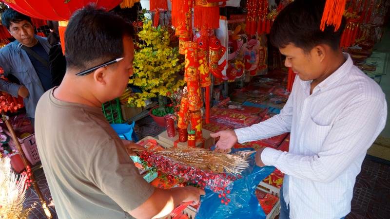 China’s consumer prices  fall 0.8% in January