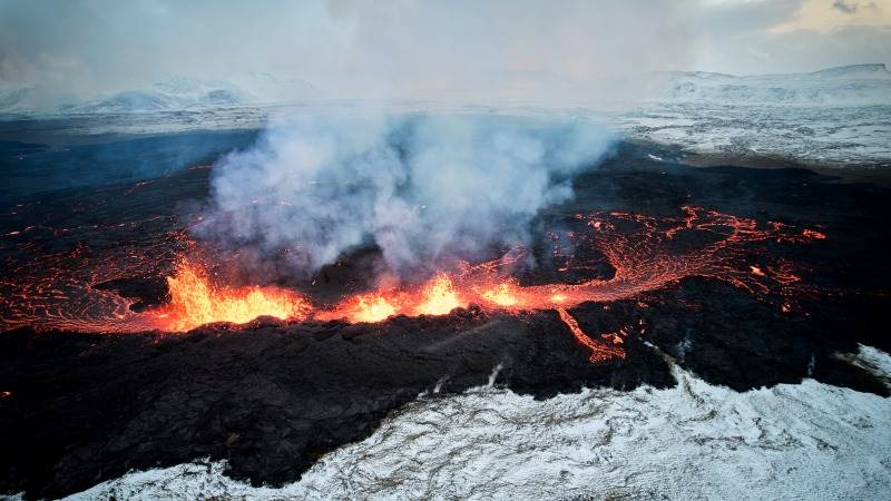 Volcano erupts in southwestern Iceland