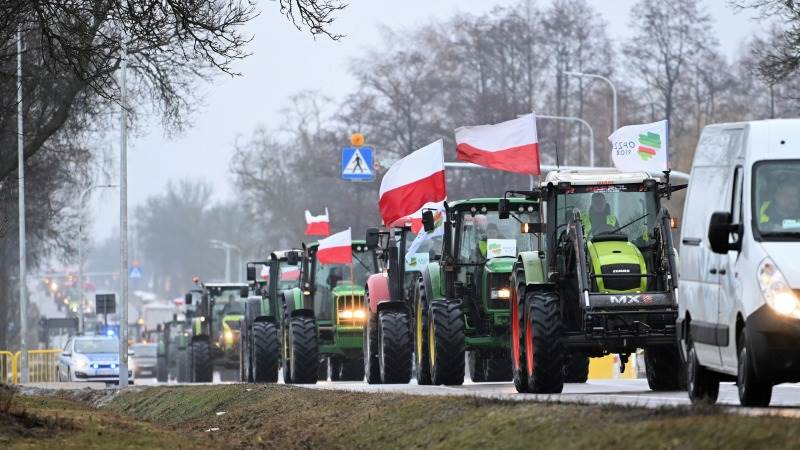 Polish farmers block border with Ukraine over import dispute