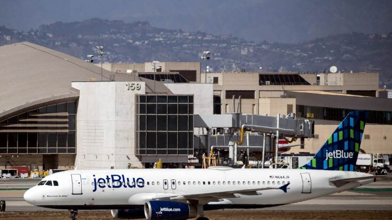 JetBlue shares jump 17% after Icahn reports stake