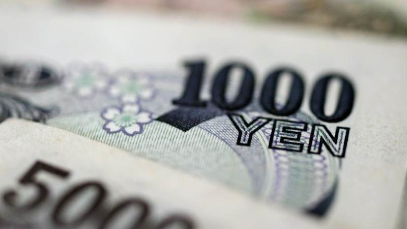 Dollar climbs to mid-November high against yen