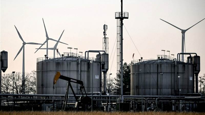 Oil prices down 1% as US inventories rise