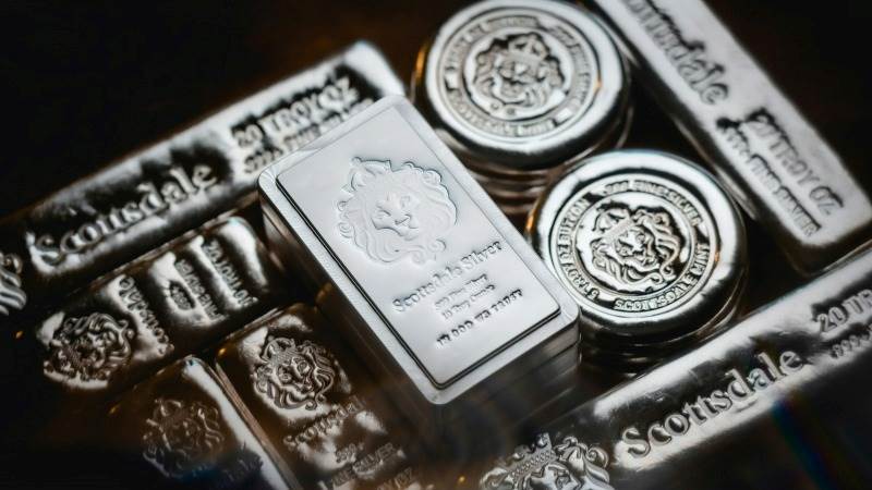 Silver jumps over 2% on economic jitters