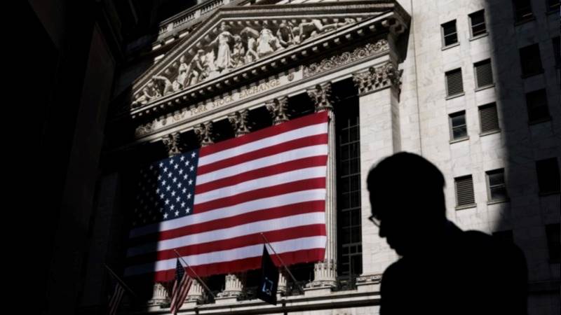 US markets close with gains as tech stocks rally