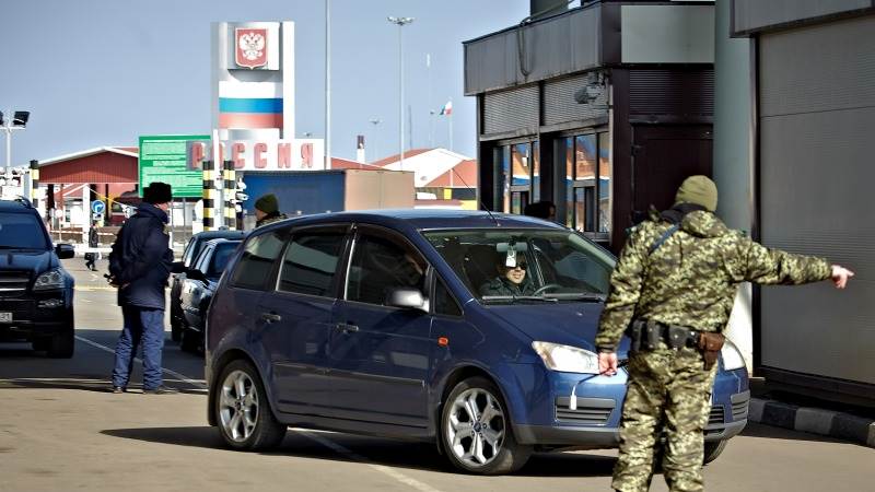 Explosive device found under car en route to Crimea