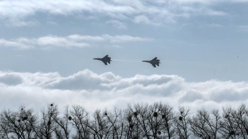 Russian Su-27 escorted three French jets over Black Sea