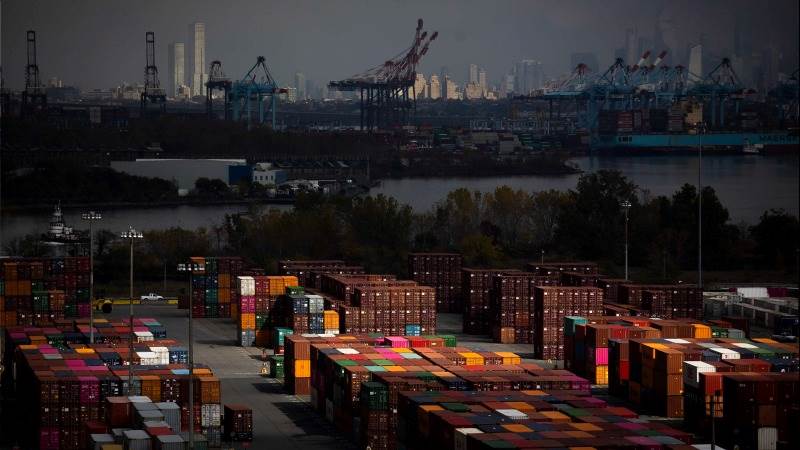 US trade deficit up 5.1% to $67.4B in January