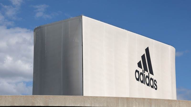 Adidas net sales fall 7.6% to €4.8B in Q4