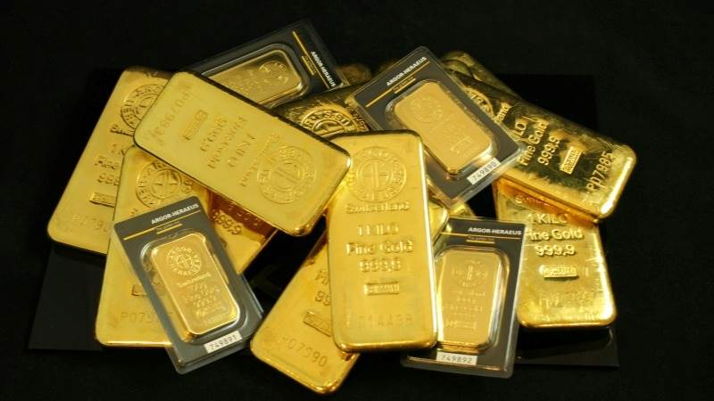 Gold reaches new record, surpassing $2,200 mark