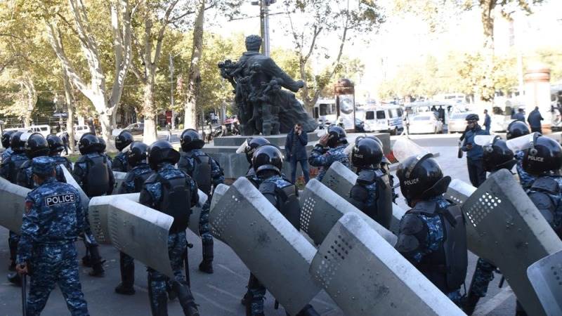 Armed individuals storm Yerevan police station