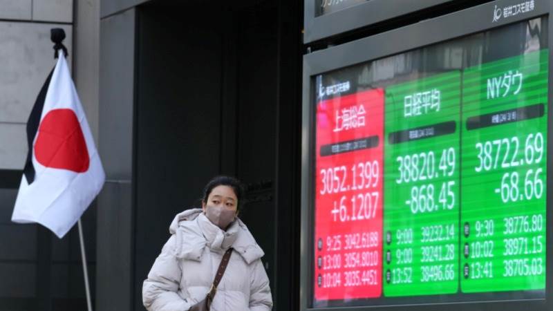 Asia trades mostly lower after yen hit record low