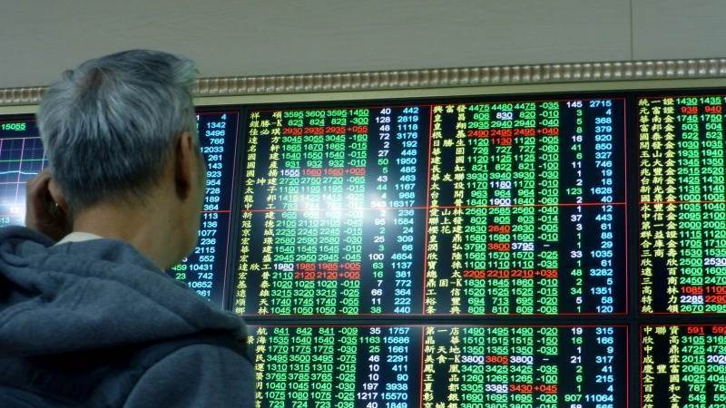 Asia markets edge higher amid regional holiday