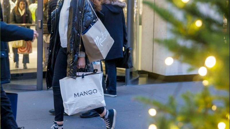 US personal spending up 0.8% in February