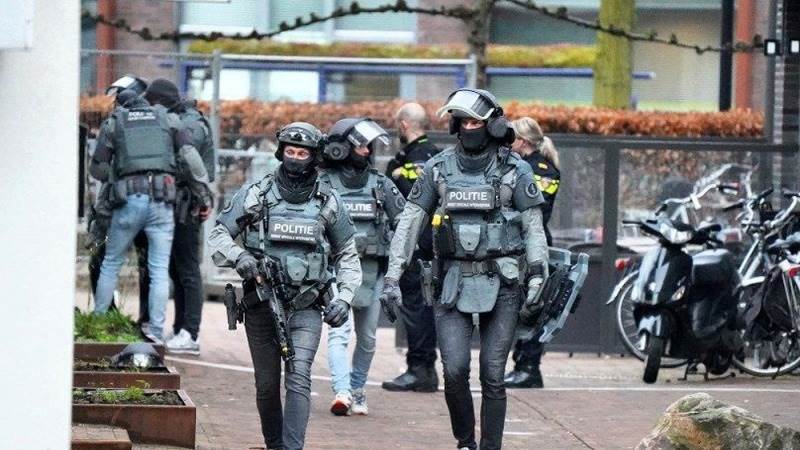 Police respond to hostage situation in Ede, Netherlands