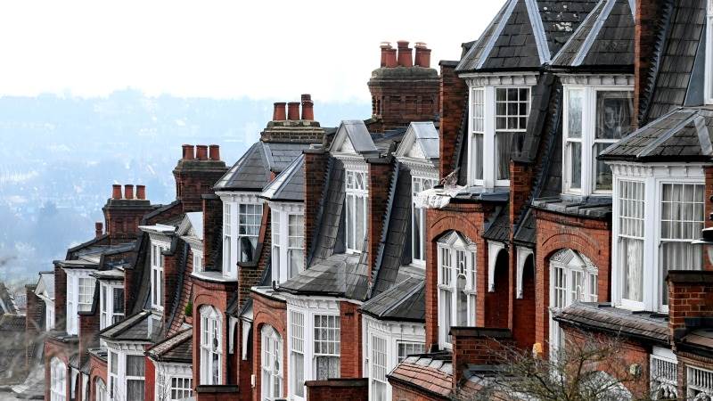 UK mortgage approvals up to 60,400 in February