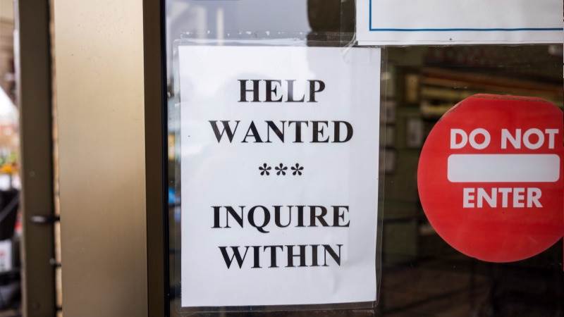 US initial jobless claims up by 9,000 to 221,000