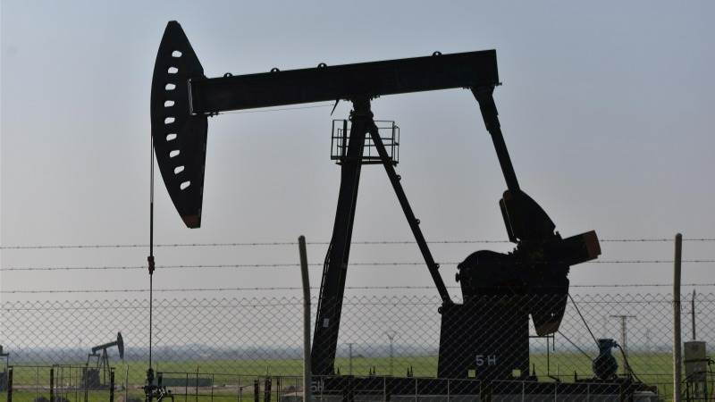 Oil down 1% after higher-than-expected US inventories