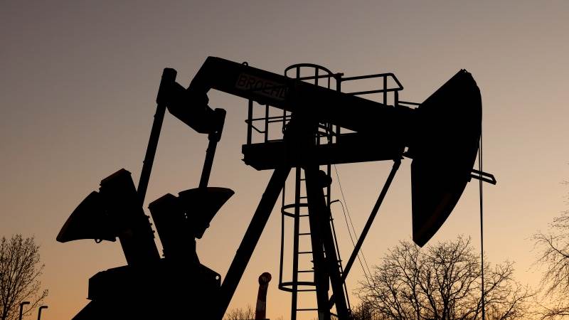 Oil falls 1% with US output expected to grow