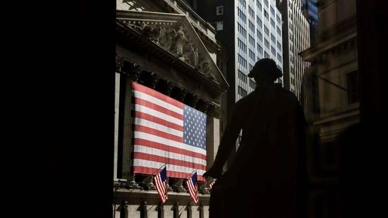 Wall Street closes lower, Dow down almost 250 pts