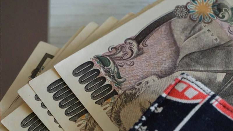 Yen hits new lowest point since 1990 against dollar