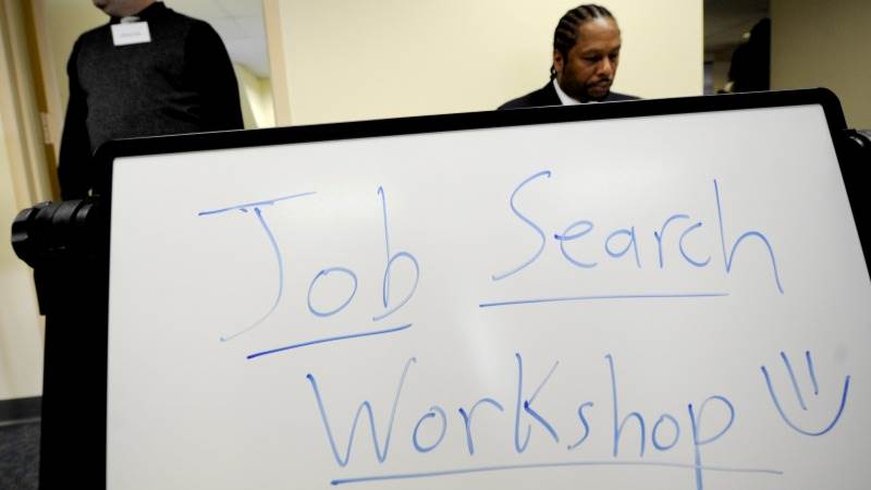 US initial jobless claims unchanged at 212,000