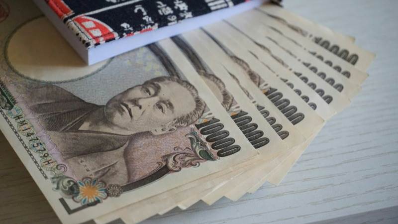 Yen at fresh multi-year low against dollar