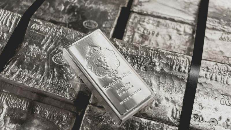 Silver falls further, touches 3-week low